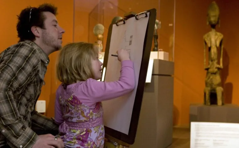 Dad and daughter drawing 