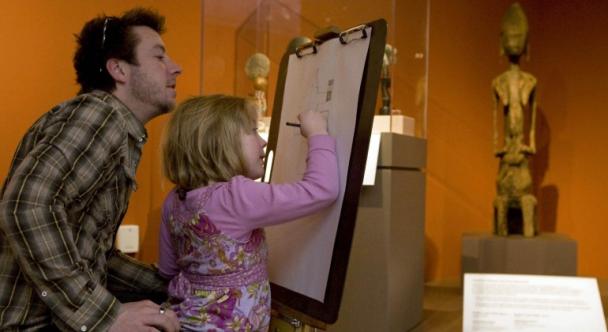 Dad and daughter drawing 