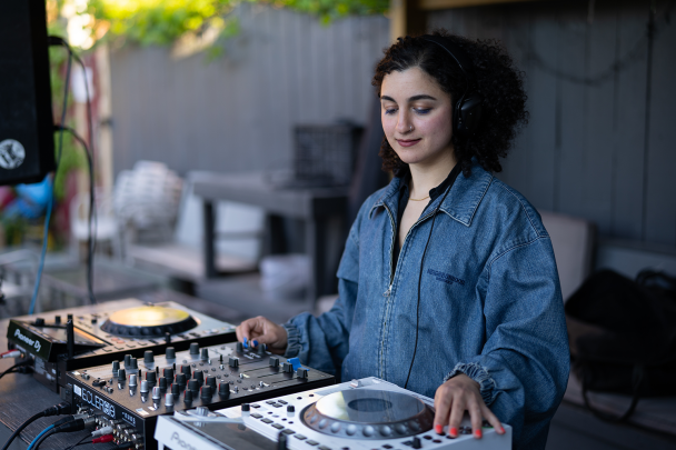 DJ Tammy Lakkis at the table