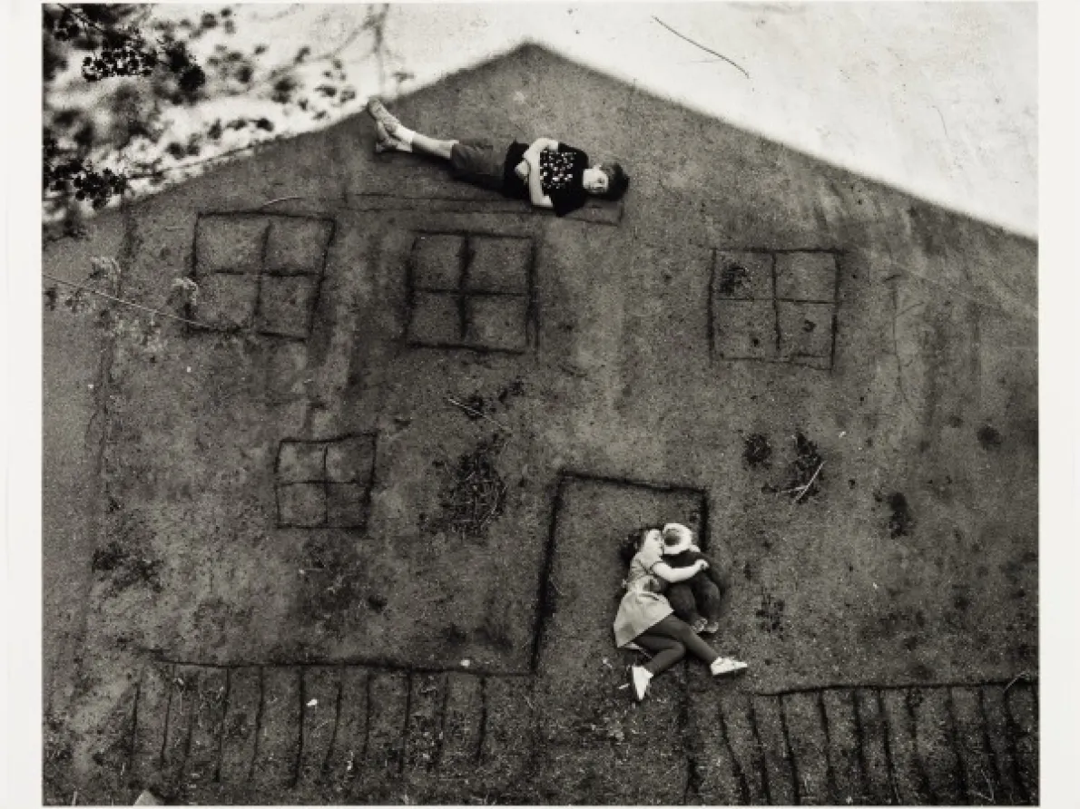 “Laura and Brady in the Shadow of Our House,” 1994, Abelardo Morell, gelatin silver print. Courtesy of Abelardo Morell and Bonni Benrubi Gallery, New York. Detroit Institute of Arts