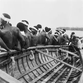 James Barnor (Ghana, b. 1929). Harbor boat race during independence celebrations, Accra Beach, 1957 (printed 2010–20). Gelatin silver print. Galerie Clémentine de la Féronnière, Paris. © James Barnor, courtesy Galerie Clémentine de la Féronnière, Paris.