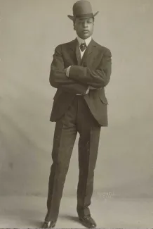 Photograph of Bert Williams, about 1893. Bushnell Studios. Theatre Collection, Harvard University, Houghton Library, Harvard University. The History Collection/Alamy Stock Photos.