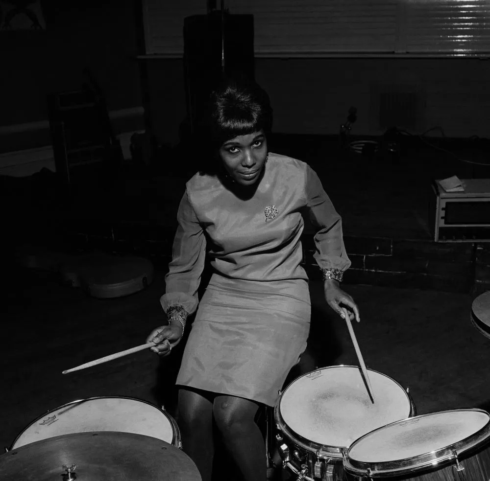 James Barnor (Ghana, b. 1929). Drum magazine cover model Constance Mulondo, London, 1967 (printed 2010–20). Gelatin silver print. Galerie Clémentine de la Féronnière, Paris. © James Barnor, courtesy Galerie Clémentine de la Féronnière, Paris.