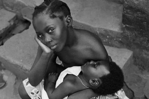 James Barnor (Ghana, b. 1929). Sister holding brother outside Studio X23, Accra, 1979 (printed 2010–20). Gelatin silver print. Galerie Clémentine de la Féronnière, Paris. © James Barnor, courtesy Galerie Clémentine de la Féronnière, Paris.