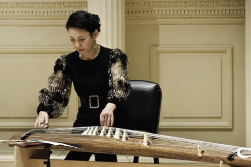 Masayo Ishigure playing a stringed instrument